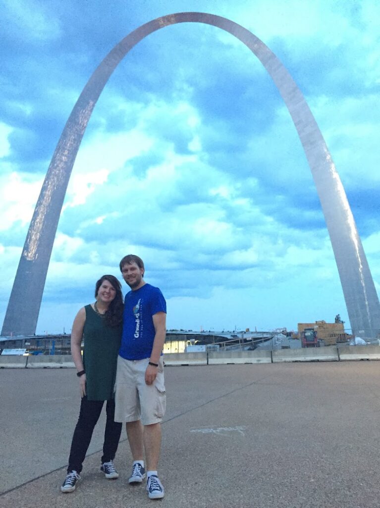 A couple standing in front of the Gateway Arch in Kansas City, weekend trips from Kansas City