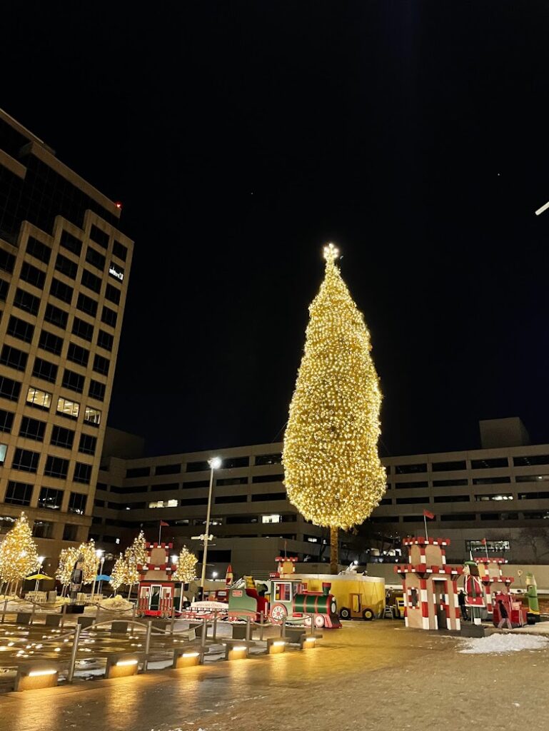 Crown Center's Mayor's Christmas Tree lit up at night 